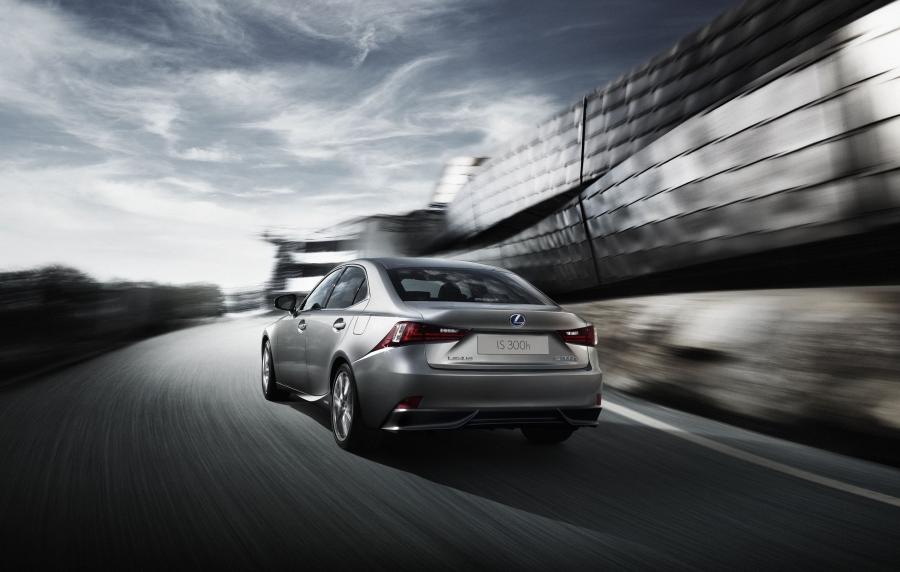  Lexus IS300h 2013 года  (фото 20 из 26)